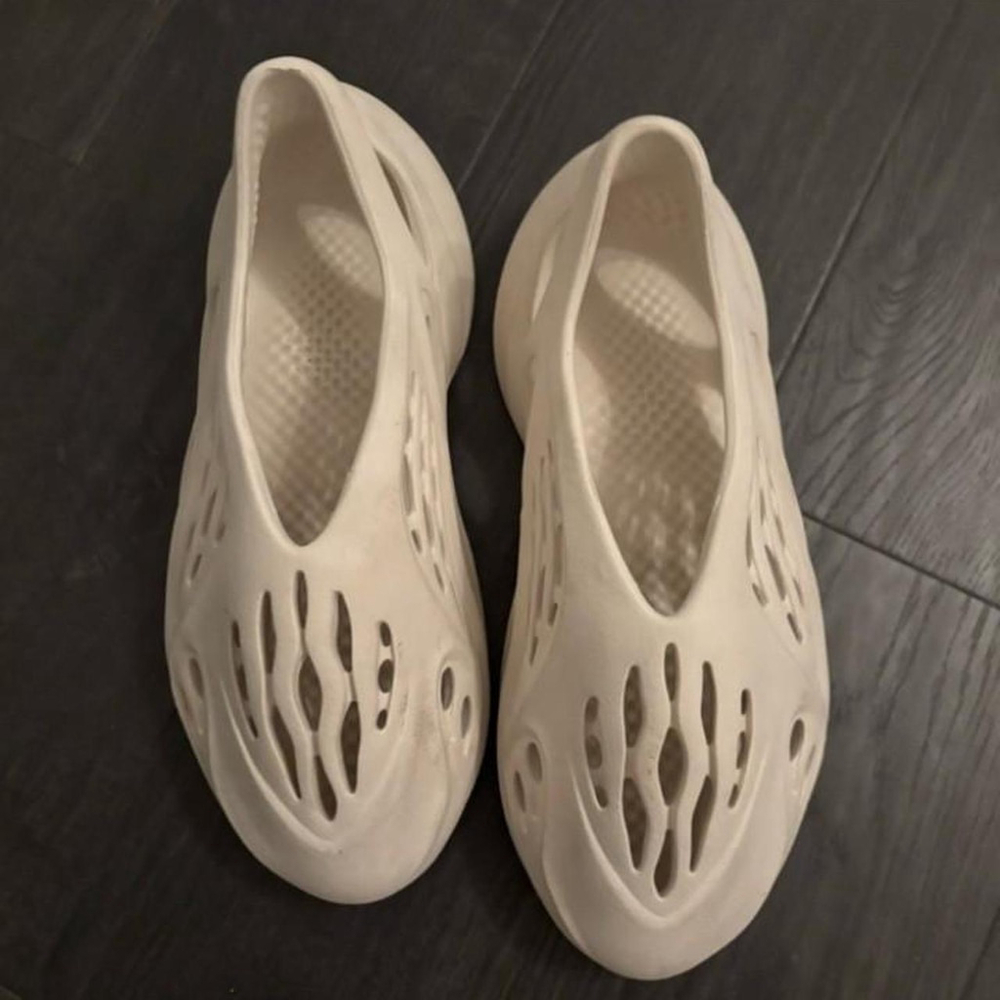 Yeezy Foam runners good pre-owned condition color way is sand size 10 no box